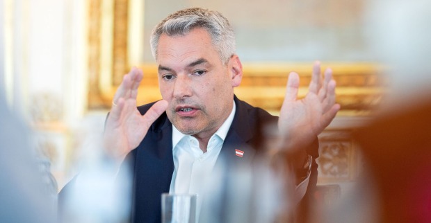 Bundeskanzler Karl Nehammer im Rahmen eines sogenannten "Kanzlergespräches" mit Medienvertretern im Bundeskanzleramt