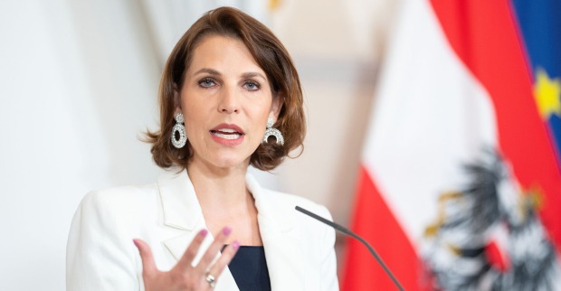 Verfassungsministerin Karoline Edtstadler (ÖVP) während eines Doorsteps vor Beginn des Sommer-Ministerrates