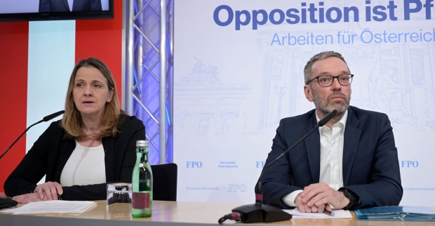 FPÖ-Chef Herbert Kickl und Gesundheitssprecherin Dagmar Belakowitsch im Rahmen einer Pressekonferenz.
