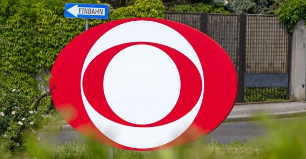ORF-Logo vor dem ORF-Zentrum am Wiener Küniglberg.