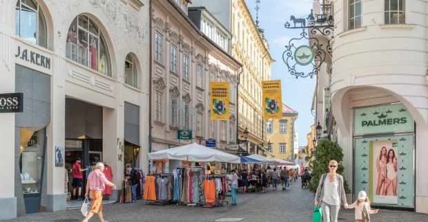 Menschen am Alten Platz Klagenfurt bei Sonnenschein
