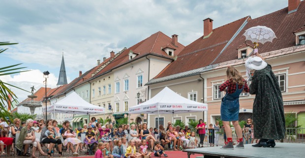 Theaterwagen Porcia mit kleinen und großen Zuschauern