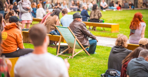 Besucher in Liegestühlen am Kardinalplatz