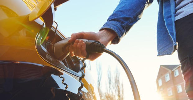 Mann lädt sein E-Auto | Credit: iStock.com/SouthWorks