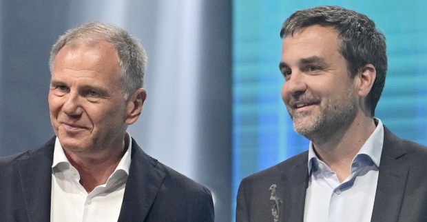 Armin Wolf und Florian Klenk stehen nebeneinandern. Sie nehmen den Preis als Journalisten des Jahres 2020 bzw. 2021 entgegen.