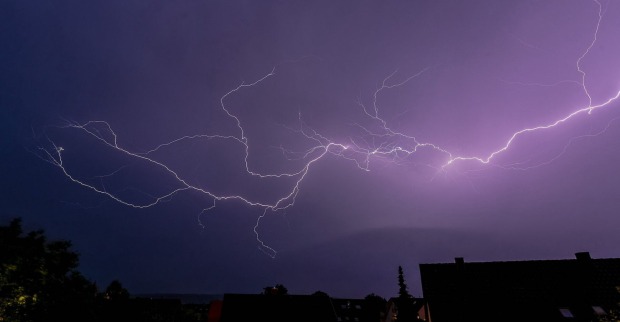 Eine riesiger Blitz am Nachthimmel.