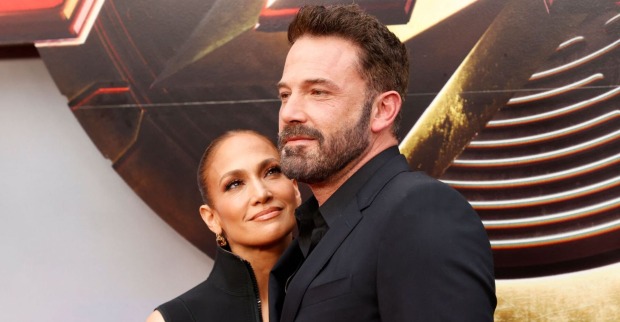 Jennifer Lopez sieht Ben Affleck verliebt an.