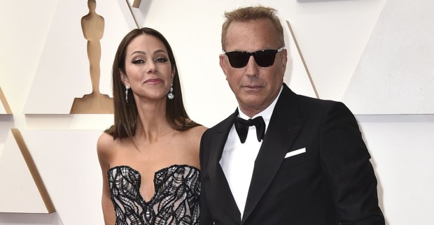 Kevin Costner und Christine Baumgartner bei den Oscars.