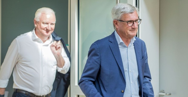 Bürgermeister Harald Preuner mit Gemeinderat Florian Kreibich bei einer Pressekonferenz.