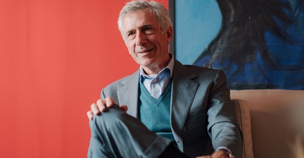 Paolo Barilla sitzt vor einer roten Wand | Credit: Lieb ich Production