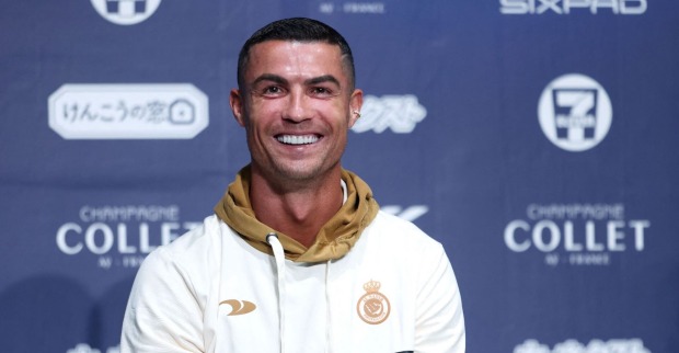 Cristiano Ronaldo grinst in die Kamera.