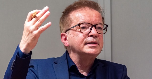 Rudi Anschober im Gespräch, er spricht und gestikuliert.