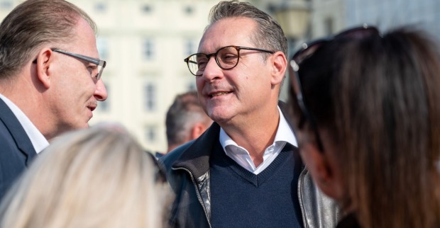 HC Strache in einer Menschenmenge vor der Wienerhofburg