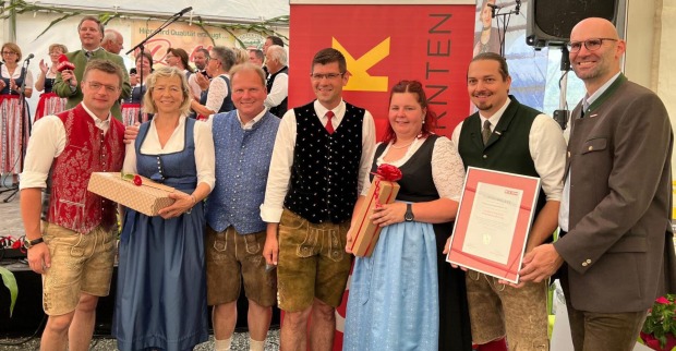 Max Strohmaier, Ingrid Bachler, Bernd Pobaschnig, Martin Gruber, Petra Pobaschnig, Walter Sabitzer und Robert Schratt stehen vor einem Radio Kärnten-Rollup