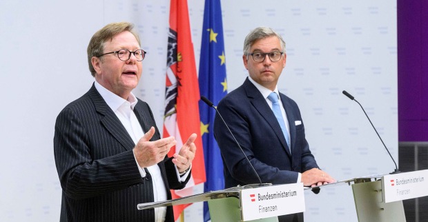 Willibald Cernko, Obmann der Sparte Bank und Versicherung in der Wirtschaftskammer und Finanzminister Magnus Brunner bei der Präsentation des Banken-Maßnahmenpakets