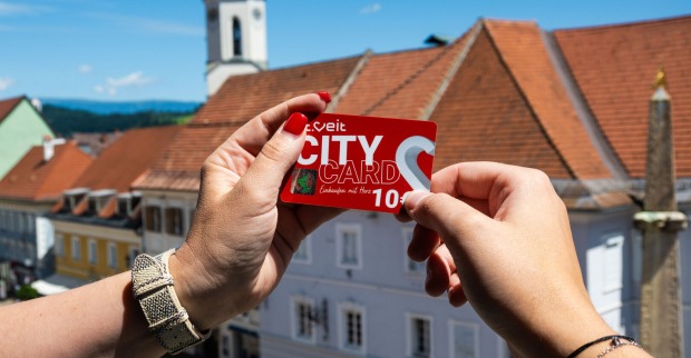 Frau hält City Card-Day Karte in der Hand