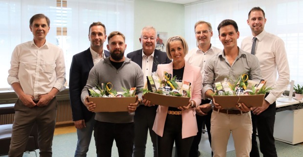 Gewinner Pop-up-Store-Wettbewerb mit Vertreter von Stadt und Sparkasse