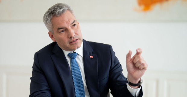 Bundeskanzler Karl Nehammer (ÖVP) im Rahmen eines Interviews mit der Austria Presse Agentur in Wien.
