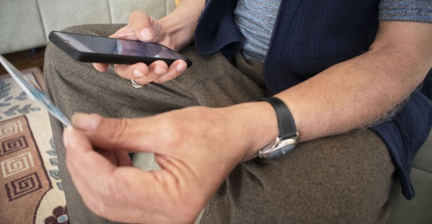 Pensionist überweist am Smartphone Geld