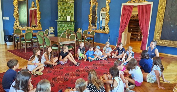 Museum für Kinder Teilnehmer sitzen am Boden