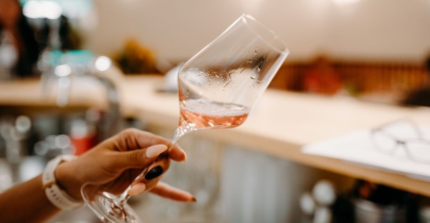 Weinglas mit Rosé-Wein