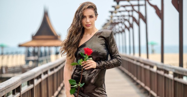 Bachelorette Jenny hält Rose in der Hand