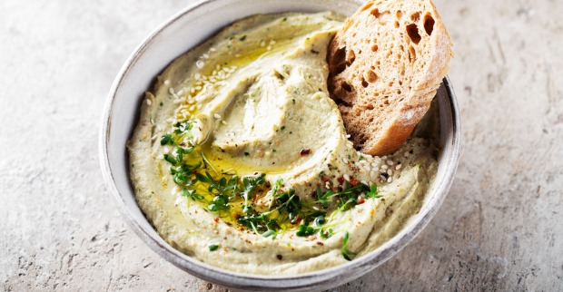 Babaghanoush in Schüssel mit Brot