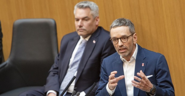 Nehammer und Kickl im Parlament