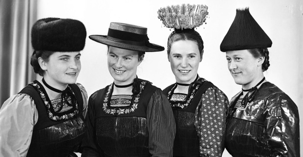 Postkarte „Frauen in Bregenzerwälder Tracht“ von Johann Kaspar Hiller.
