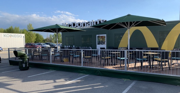 Das Pop-Up Restaurant bietet einen vollständigen Restaurantbereich, Take-Away, McDrive und hippes Container-Flair inklusive.