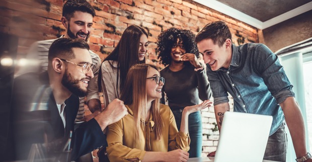 Team bestehend aus jungen Frauen und Männern | Credit: iStock.com/Harbucks