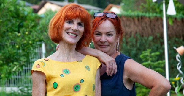 Martha Duschnig und Katharina Schwager mit gelbem T-Shirt und feuerroten Haaren