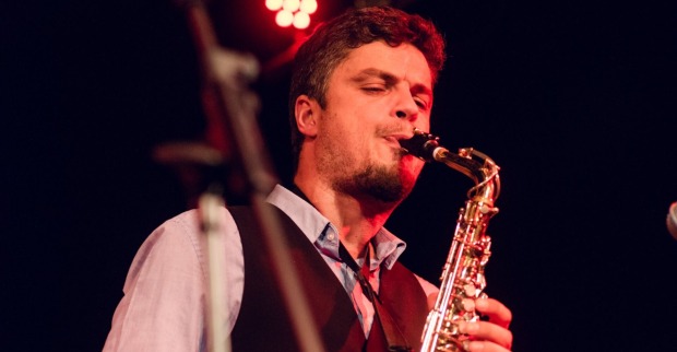 Milos Milojevic mit Saxophon
