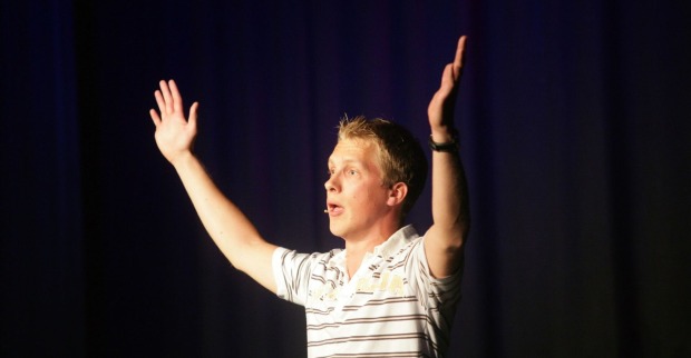 Oliver Pocher mit nach oben geöffneten Händen