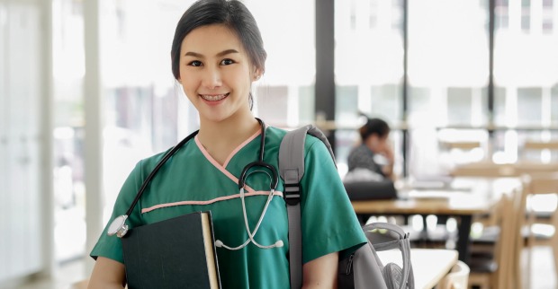 Junge Frau in Ausbildung im medizinischen Bereich