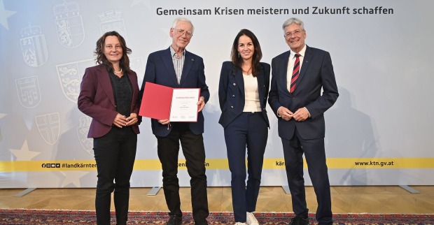 Vertreter vom Land Kärnten mit Günther Prommer, der eine Auszeichnung in den Händen hält