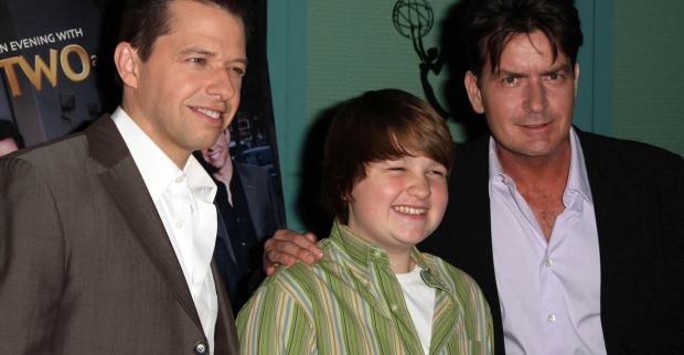 Angus T. Jones mit seinen Serienkollegen aus "Two and a half Man".