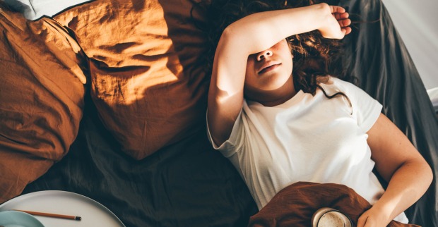 Frau liegt im Bett | Credit: iStock.com/Maria Korneeva