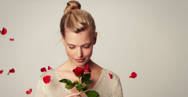 Frau mit roter Rose | Credit: iStock.com/SanneBerg