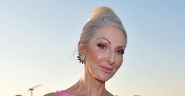 Désirée Nick mit hochgesteckten blonden Haaren vor freien Himmel
