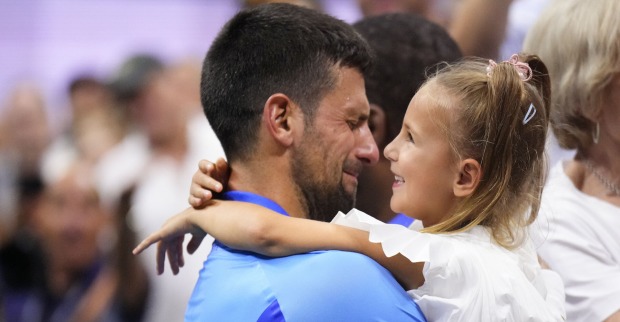 Djokovic schaut seine Tochter an, die er auf dem Arm hält. Er weint.