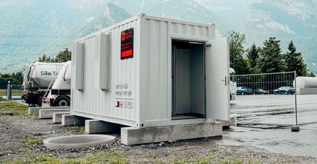 Rund 1,6 Megawattstunden Strom aus der PV-Anlage speichert das innovative Energiespeichersystem.