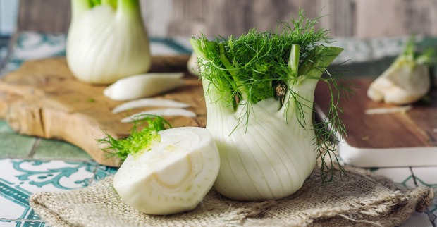 Fenchel auf einem Holzbrett | Credit: iStock.com/Sabinoparente