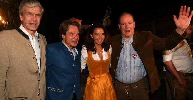 Fürst Albert von Monace feiert mit Freunden am Oktoberfest | Credit:  Felix Hörhager / dpa / picturedesk.com