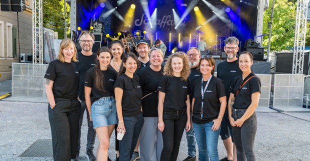 Neben den Künstlerinnen und Künstler verschaffte das AK Team (Bild) den Schaffarei- Gästen unvergessliche Abende und gebührt lt. AK Direktorin Eva King ein großes Dankeschön.