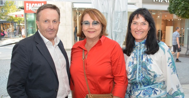 Inhaber Ambros Mayer mit den Gästen Gabi Napetschnig und Andrea Fesenmayr.