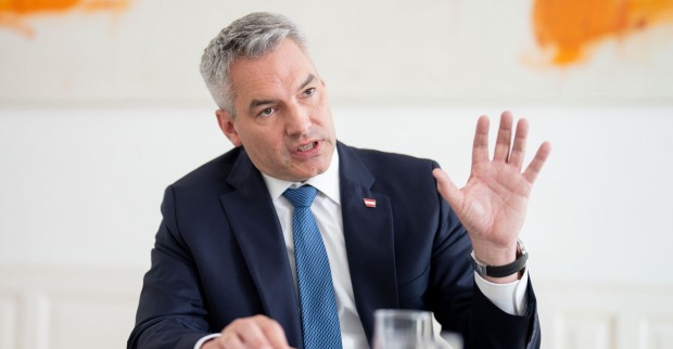 Nehammer gestikulierend im Gespräch