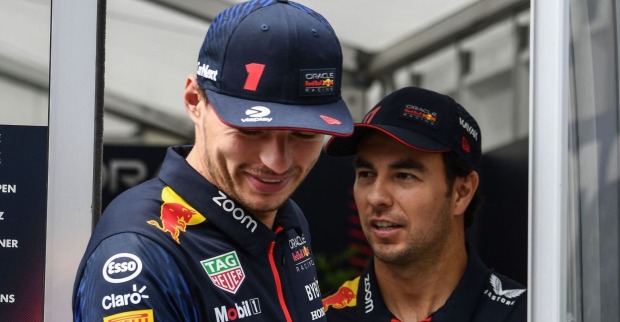 Verstappen und Perez abseits der Rennstrecke im Gespräch im Rennanzug