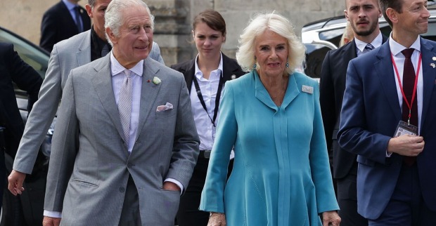 König Charles und Camilla steigen aus dem Auto