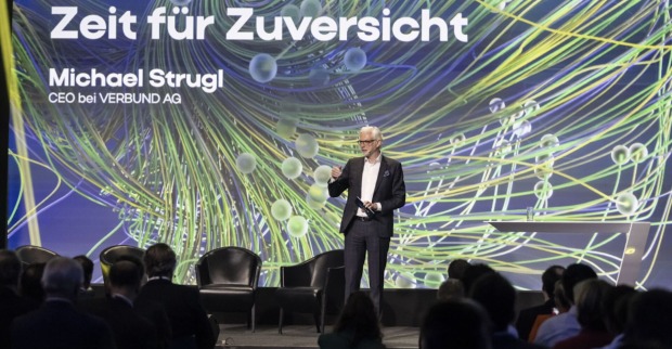 Ein Mann in der Mitte einer Bühne mit Schriftzug hinter ihm: Zeit für Zuversicht